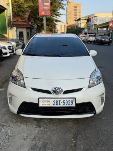 ទើបកាត់បានToyota Prius 2012 Option3  ខាងក្នុងប្រផេះ