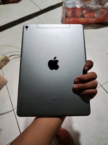 Apple iPad Pro 9.7 (2016) sim WiFi បញ្ជាក់អត់ដែលកាមេរ៉ាមុខនឹងប៊ូតុងហូមក្រៅពីមិនដឹងដើរទាំងអស់
