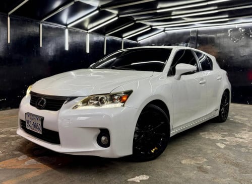 CT 200h 2013 For Rent /出租