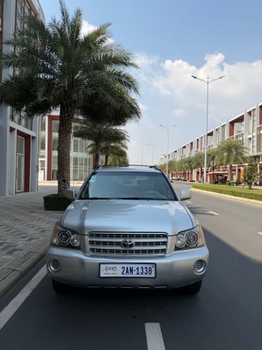 Highlander 4ម៉ាសុីន ប៉ុង1 ពណ៍ទឹកប្រាក់ឆ្នាំ2001