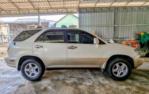 Lexus RX300 ឆ្នាំ99  (white) ប៉ុង2ឡានប៉ានៅស្រុក ចង់លក់បន្ទាន់ ព្រោះទុកចោលអត់សូវជិះ
