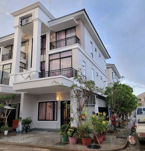 Link Villa For Rent / Borey Peng Huoth Bueng Snor