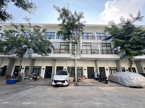 Link Villa For Sale / Borey Peng Huoth Bueng Snor