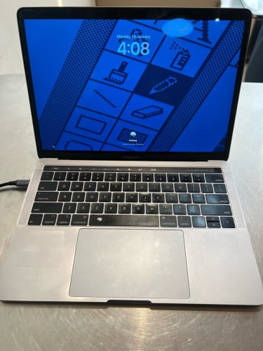 Macbook Pro 13inch 2019 4Thunderbolt i5 8/256 ថ្មថ្មីកាន់បាន6ម៉ោង សាកបាន2ដង អត់ឆ្នាំងសាក តម្លៃ320$