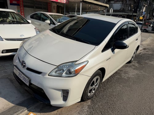 Prius 2013 option 3 ខាងក្នុងលឿង ឈ្នោះម្ចាស់ដេីមទីមួយ