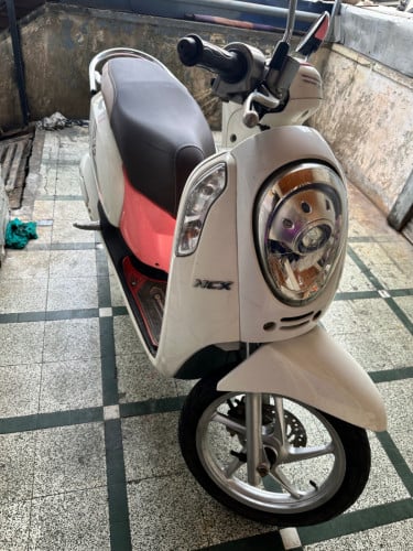 sell scoopy 017 white