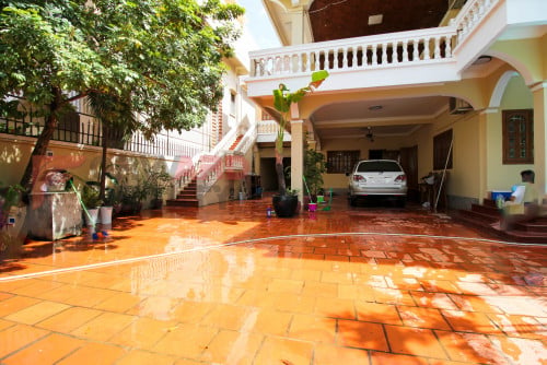 Spacious 7 bedrooms villa with Swimming Pool for rent in Tonle Bassac Area (Close to BKK1)