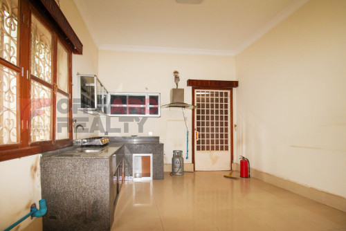 Spacious 7 bedrooms villa with Swimming Pool for rent in Tonle Bassac Area (Close to BKK1)