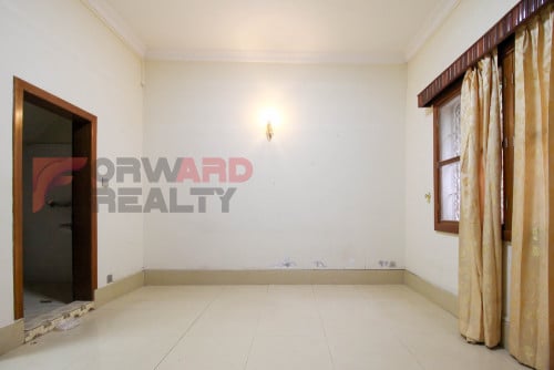 Spacious 7 bedrooms villa with Swimming Pool for rent in Tonle Bassac Area (Close to BKK1)