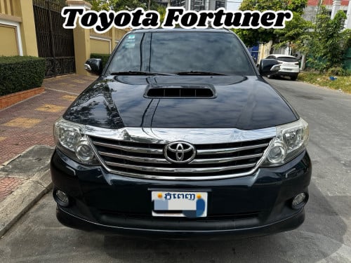 TOYOTA Fortuner 2012