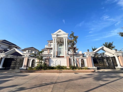 Villa for SALE • Location: Borey Peng Huoth mera Garden 50m