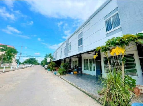 ផ្ទះភ្លោះមុខសួនធំបុរីឈូកវ៉ា២លក់តម្លៃចរចា