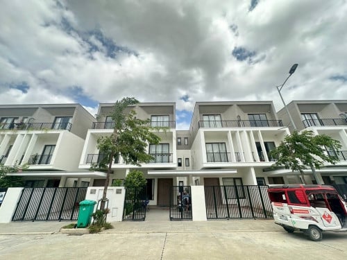 វីឡាកូនកាត់ សំរាប់លក់បន្ទាន់នៅបុរីចន្ទគីរី នៅផ្លូវជាតិលេខ២