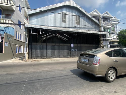 ឃ្លាំងអាជីវកម្មជួល​ នៅជិតផ្សារដីហ៊ុយ