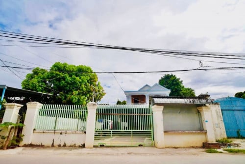 ផ្ទះលក់ ទំហំដី 10mX85m ទំហំផ្ទះ 8mX16m បន្ទប់គេង3 បន្ទប់ទឹក2