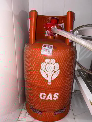 លក់ធុងហ្គាសថ្មីស្អាត 13.5kg អោយទាំងក្បាសុវត្តិភាពលេខ1 ទាំង set 25$