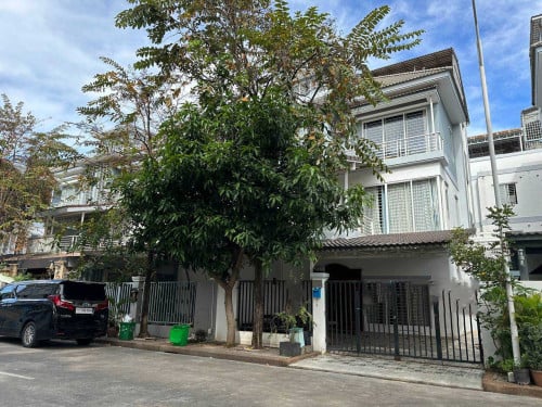 វីឡាភ្លោះA សម្រាប់ជួលនៅបុរីប៉េងហួតបឹងស្នោរ