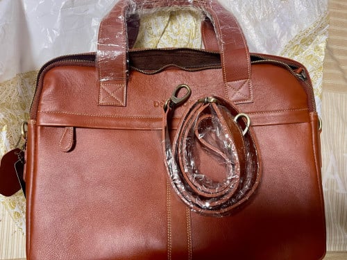 លក់កាបូបយួរដៃស្បែកគោសុទ្ធ (Brand De LONCHI) - នៅថ្មី 100% តម្លៃពិសេស