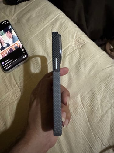 សួរស្តីខ្ញុំមានខេសកាបោន សំរាប់ iphone 15 pro ថ្មី សំរាប់លក់