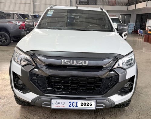  ISUZU V-CROSS ឆ្នាំ 2025 ធានាឡានថ្នាំហ្សុីនមួយជុំធានាឡានចង្កូតឆ្វេងហ្សុីនចូលតាមក្រុមហ៊ុន