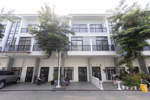 វីឡាកូនកាត់LVសម្រាប់លក់ នៅបុរីប៉េងហួត បឹងស្នោរ