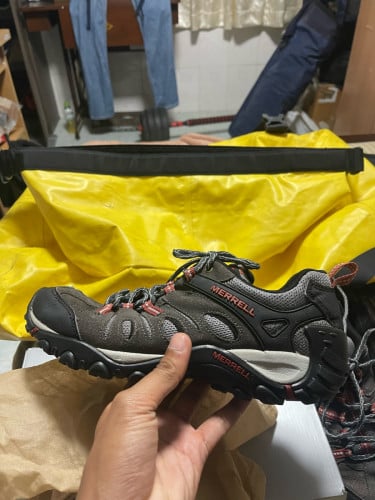 លក់ស្បែកជើងភ្នំឡើងភ្នំ Merrell (Size 42) - ប្រើបានម្ដងគត់ គុណភាពនៅថ្មី តម្លៃត្រឹមតែ 20$