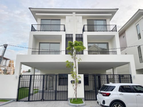 វីឡាភ្លោះសម្រាប់ជួល (Twin M) ក្នុងបុរី ប៉េងហួតបឹងស្នោរ