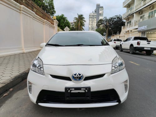 Prius 014 options 3 16មុឺនម៉ាយហ្សុីន ខាងក្នុងលឿង