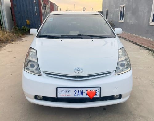Prius 2005 white half full