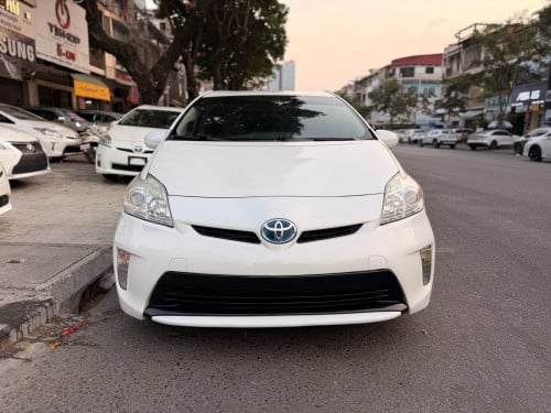 Prius 2012 គ្រឿងក្នុងលឿង