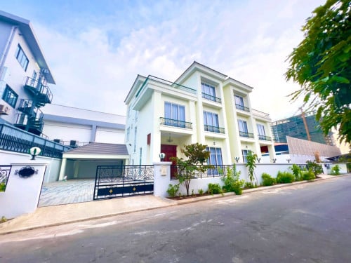 Twin Villa For Rent / Borey Town Villa