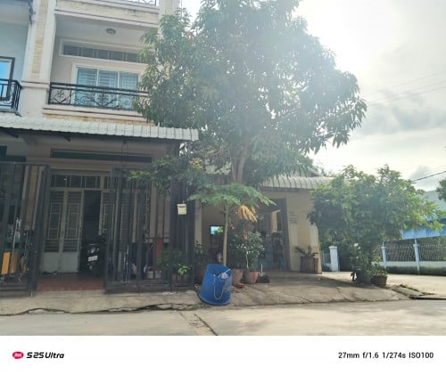 ផ្ទះកែង២ល្វែងលក់