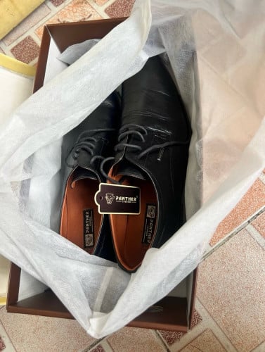 ស្បែកជើង