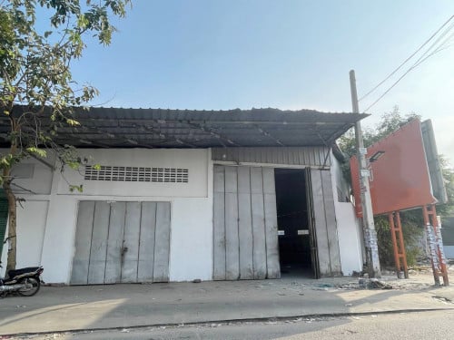 ឃ្លាំងសម្រាប់ជួល នៅចោមចៅ ជិតប្រលានយន្តហោះចាស់