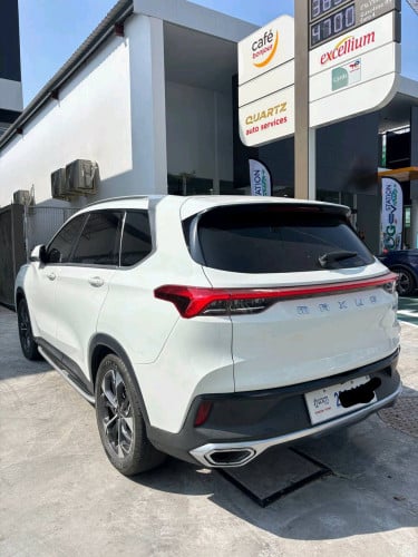 ឡានអ្នកប្រើផ្ទាល់ ឡានគាត់ជូនកូនទៅទៅរៀន។