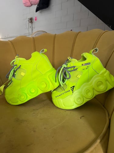 ស្បែកជើងកម្ម៉ង់ពីចិន