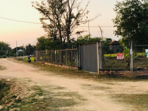 ដីចាក់រួច មានរបងជុំវិញ មានទឹក ភ្លើងរដ្ឋ មានដើមធ្នង