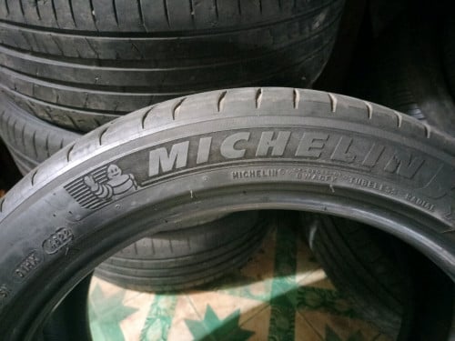 សំបកមួយទឹកនៅស្អាត90% Michelin 235/45R19