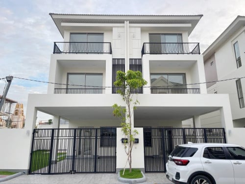 វីឡាភ្លោះសម្រាប់ជួល (Twin M) ក្នុងបុរី ប៉េងហួតបឹងស្នោរ