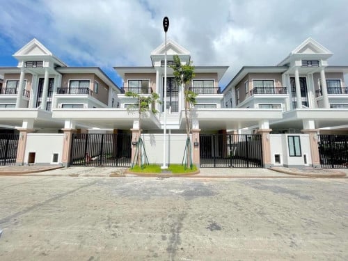 វីឡាភ្លោះលក់បន្ទាន់ បុរីប៉េងហួតបឹងស្នោរ / Twin Villa A for sale  at Borey Penghouth Boeung Snor