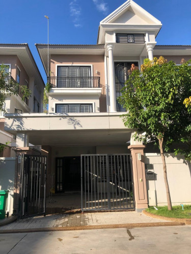 វីឡាភ្លោះ​សម្រាប់ជួល | Twin Villa For Rent (បុរីប៉េងហួត​ ដឹស្តាដាយមិន)