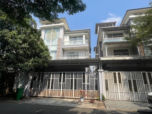 🏠 វិឡាភ្លោះត្រូវការលក់បន្ទាន់ខ្លាំង ទីតាំង: បុរីអ័រគីដេរផ្លូវ២០០៤