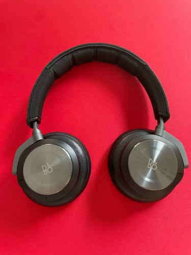 Bang & Olufsen (B&O) ប្រភេទ over-ear wireless headphones