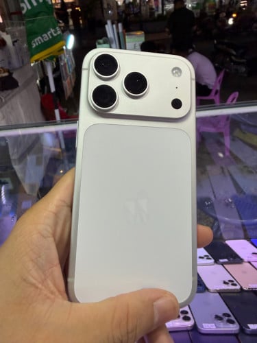 iPhone 17 pro 99.9% White color Za