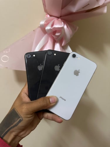 IPhone8 64g ស្នុំស្អាតៗអត់ជាប់មាន3ដេីម