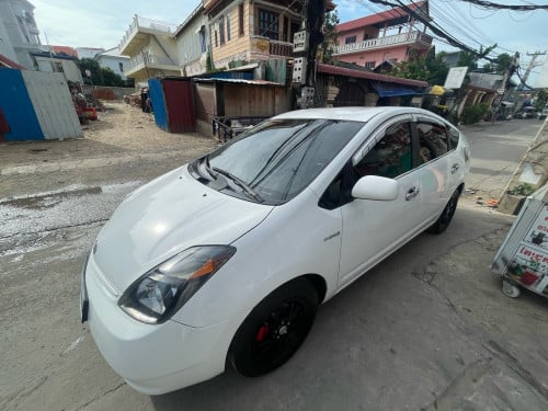 Urgent sale : Toyota Prius 2004 – សន្សំសំចៃប្រេងខ្លាំង | កង់ថ្មីពណ៌ខ្មៅ | អេក្រង់ Touch | ត្រៀមបើក