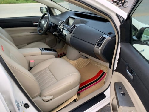 Toyota Prius សេរីឆ្នាំ2008ពណ៏ស H full ឡានក្រដាស់ពន្ធឡានអត់បុកអត់ច្រេៈឡានឡ្មានកន្លែងទាស់ 14ម៉ឹនស្រុឺន