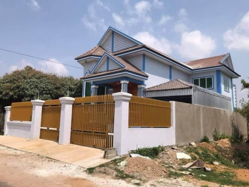 ផ្ទះវីឡាសម្រាប់ជួល នៅក្រោយ ធានាគារវឌ្ឍនៈ(ដំរីជាន់ខ្លា) ក្នុងក្រុងស្ទឹងសែនកំពង់ធំ តែម្តង !