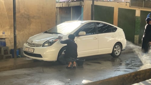 ឡានថ្មីសុីនជិតមួយជុំ