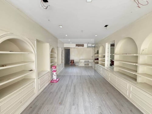 ហាងសំរាប់ជួលជាន់ផ្ទាល់ដីម្ដុំផ្សារដេប៉ូ